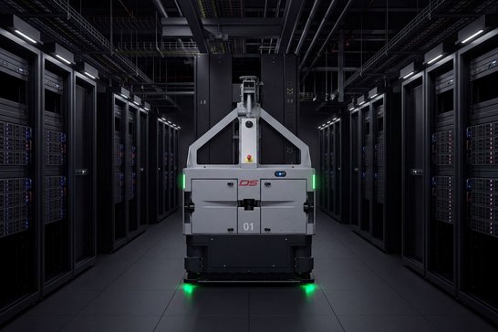 Rackmover-in-dunklem-Datencenter