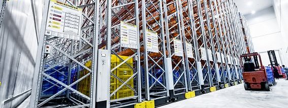 	„Gegengewichtsstapler ARNY von DS Automotion in Verschieberegalanlage“