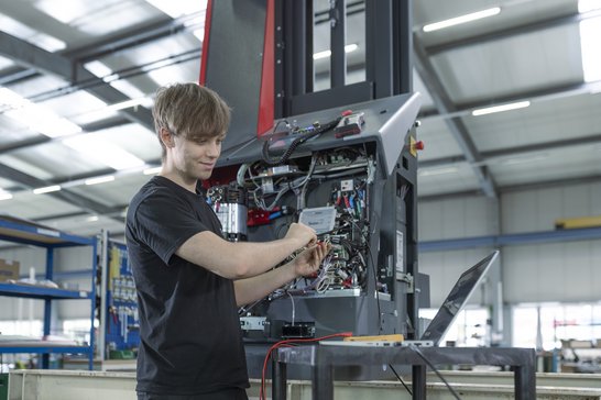 Mechatronik Lehre mit dem Schwerpunkt Automatisierungstechnik
