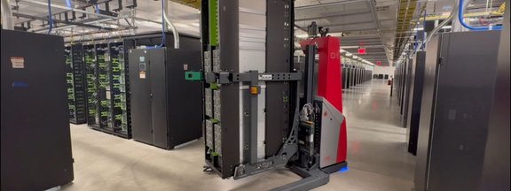 AMADEUS rack transportiert Server-Racks sicher durch Rechenzentrums-Kühlgänge