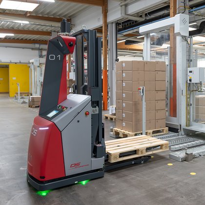 [Translate to English (United States):] DS Automotion Hochhubstapler Amadeus